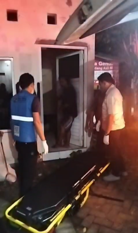 PELAYANAN TERHADAP LANSIA TERLANTAR YANG DALAM KONDISI SAKIT  DI POS KAMLING DUSUN TAMBAK BERAS , DESA WEDOROANOM, KECAMATAN DRIYOREJO, KABUPATEN GRESIK